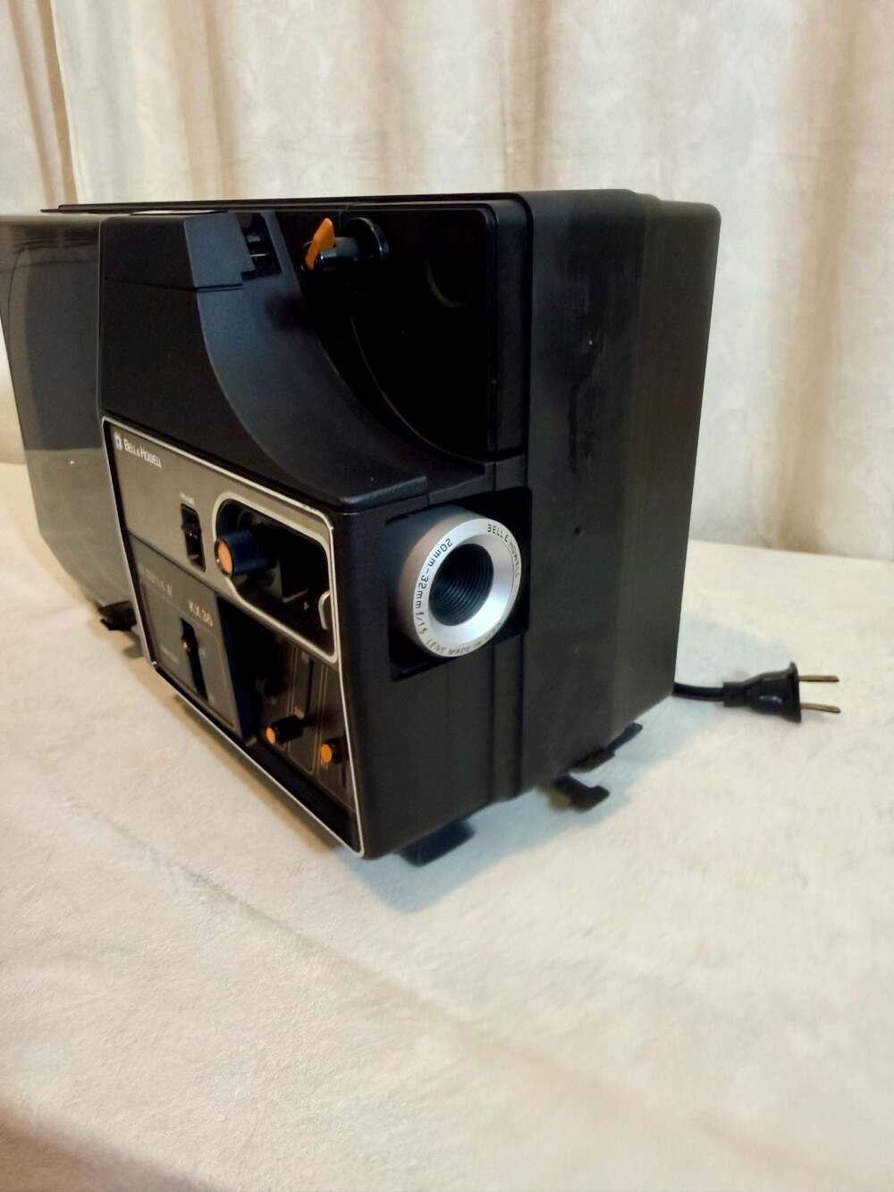 Vintage Bell & Howell Lumina II KX36 Dual 8mm and Super 8 Film Projector - Picture 2 of 3